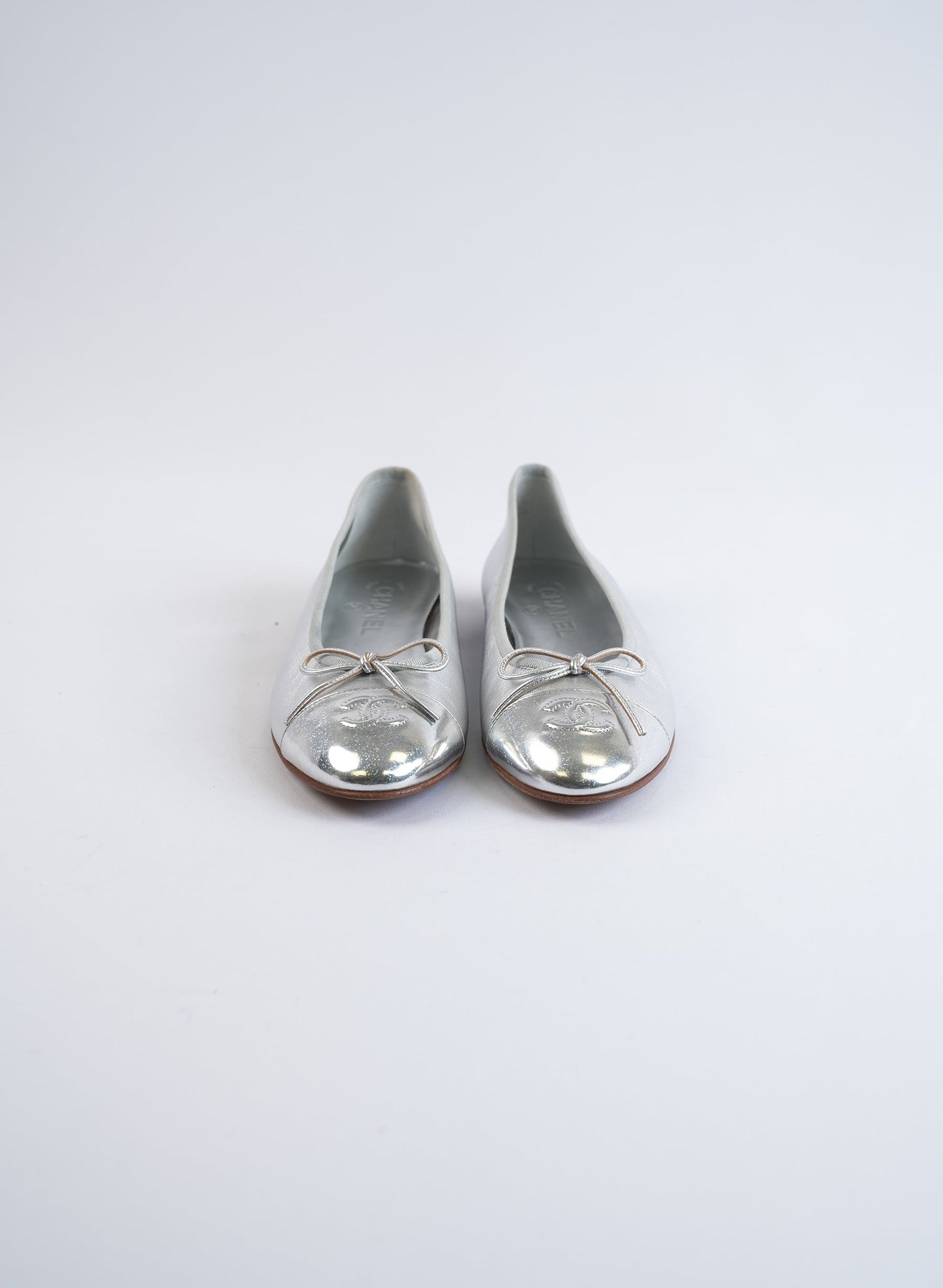 Chanel Silver Metallic Leather Interlocking CC Logo Ballet Flats