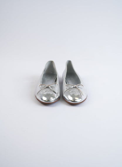 Chanel Silver Metallic Leather Interlocking CC Logo Ballet Flats
