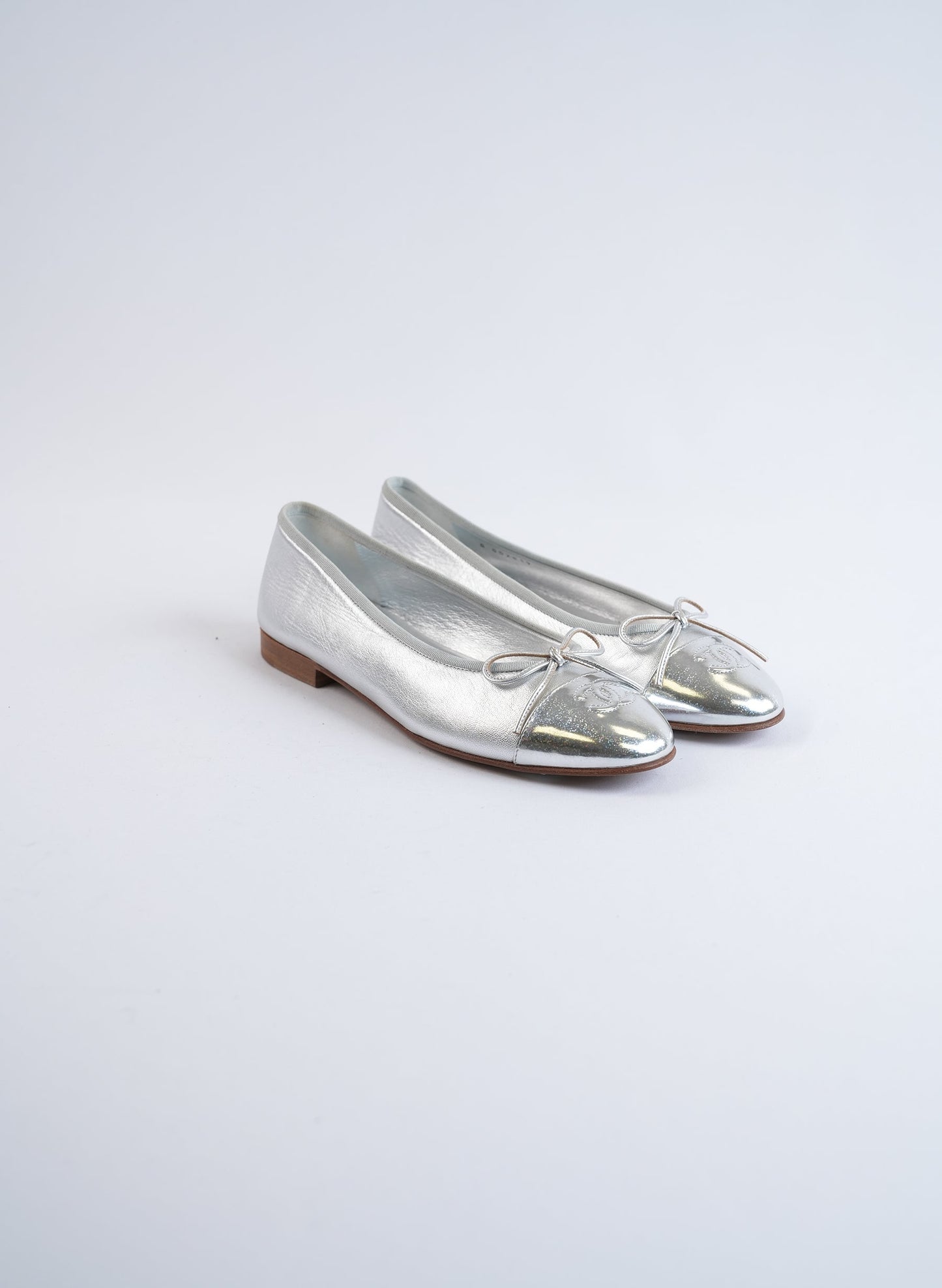 Chanel Silver Metallic Leather Interlocking CC Logo Ballet Flats
